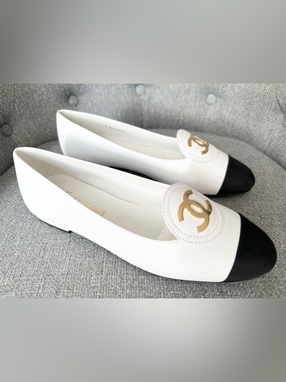 CHANEL S/S 2026 GOLD CC WHITE CALFSKIN LEATHER BLACK GROSGRAIN MOCCASINS FLAT 38 - Picture 3 of 15